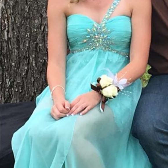 Formal Dresses - Picture 3 of 4